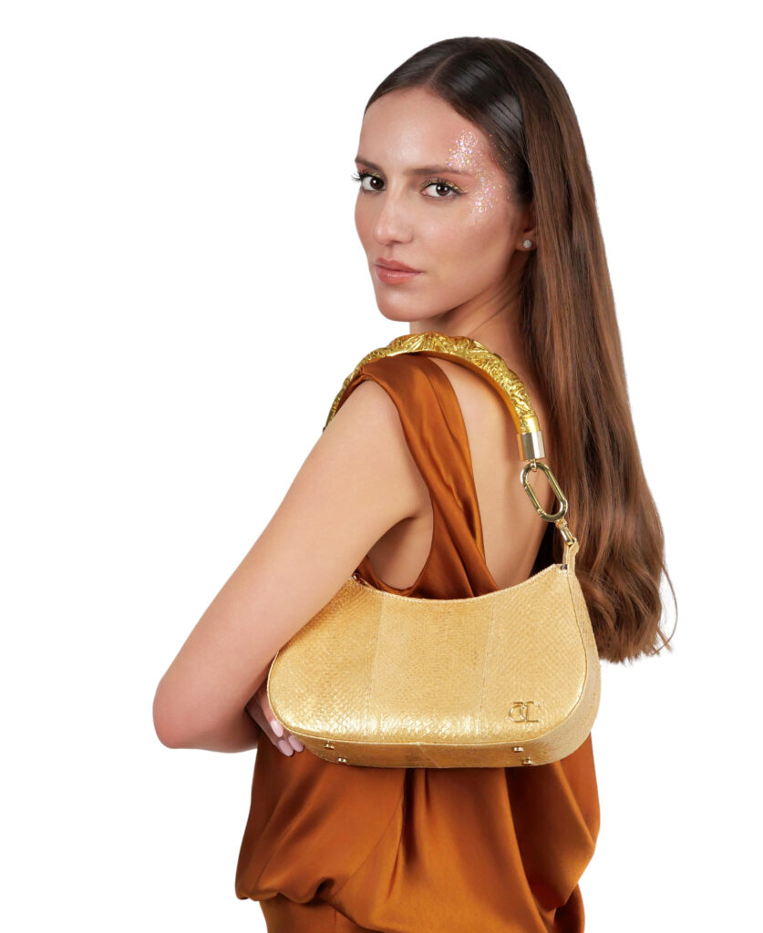 foto chica con bolso